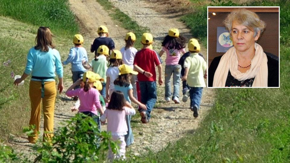 Bambini a un centro estivo e l’assessora Ilaria Vietina
