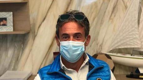 Andrea Rossi nella sua azienda con la mascherina protettiva