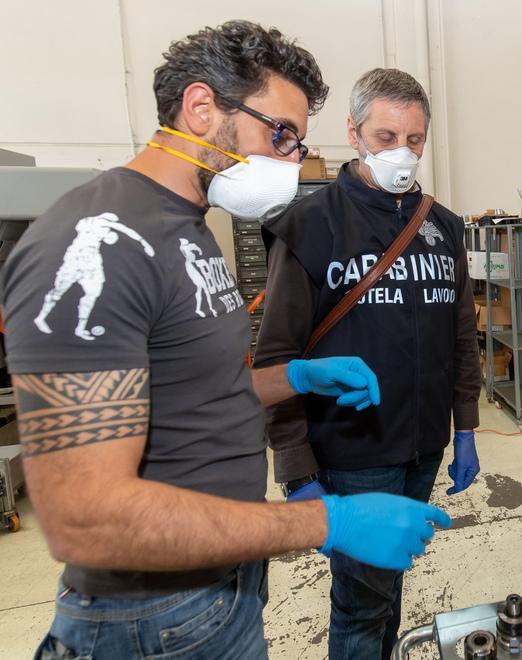 Ferrara, con i carabinieri durante i controlli per il Covid in fabbrica