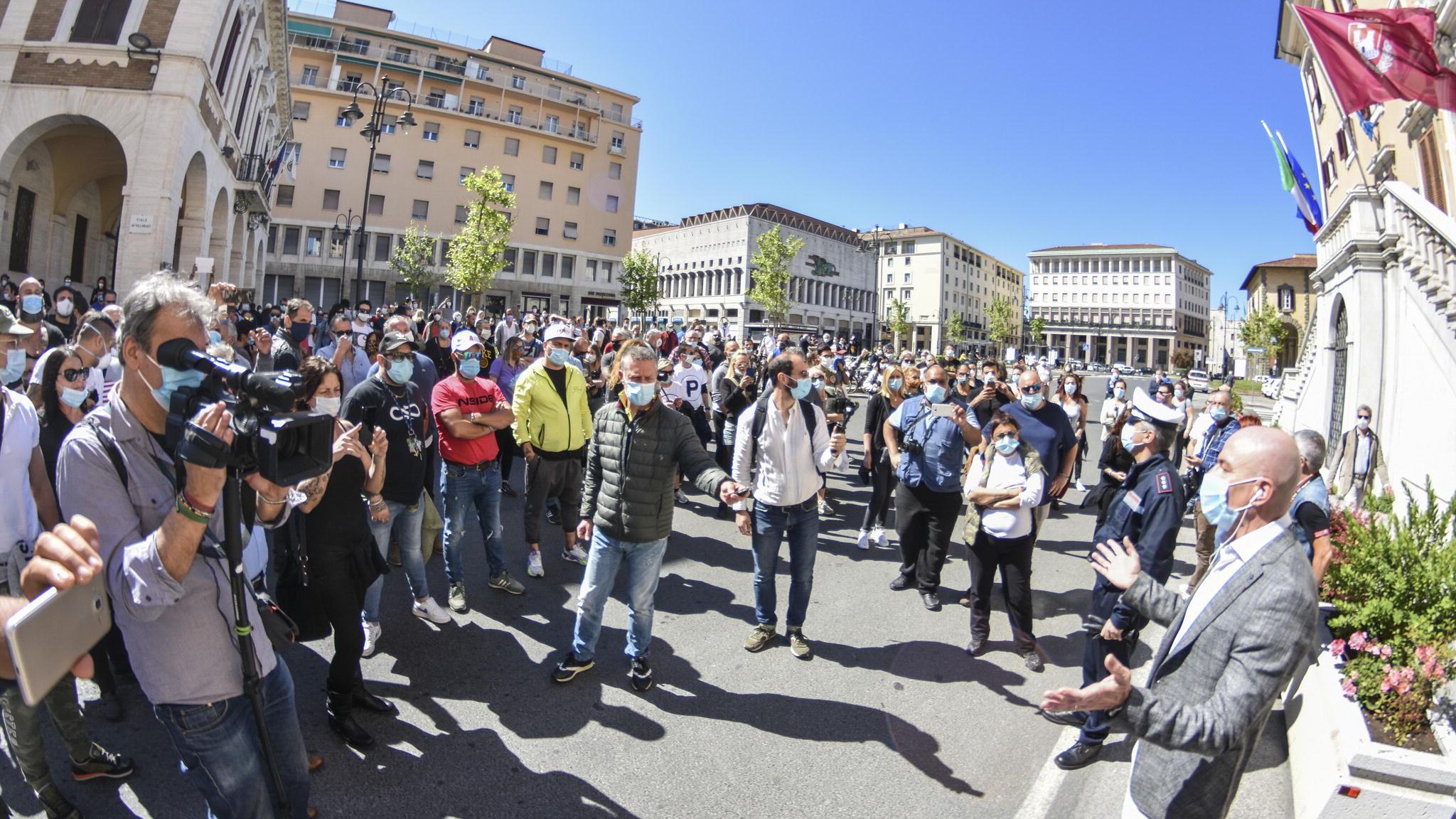 La protesta dei lavoratori in Comune a Livorno