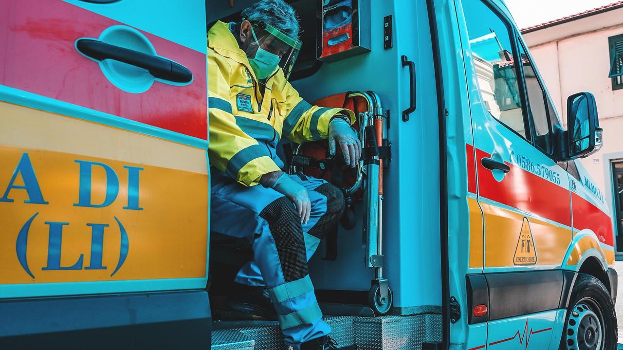 Un volontario della Misericordia di Montenero stremato dopo un intervento in ambulanza per coronavirus (foto Marzi)