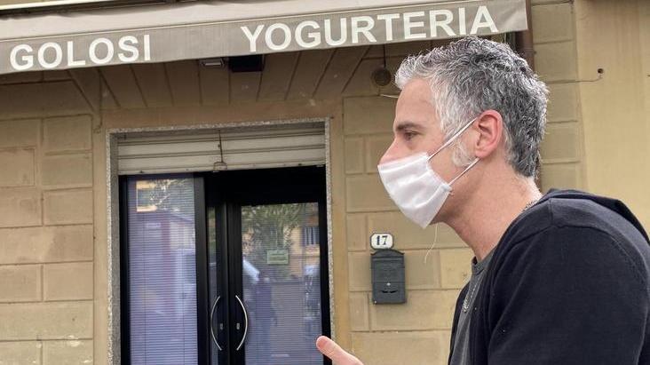 Claudio Cantini davanti alla sua gelateria (Foto Franco Silvi)