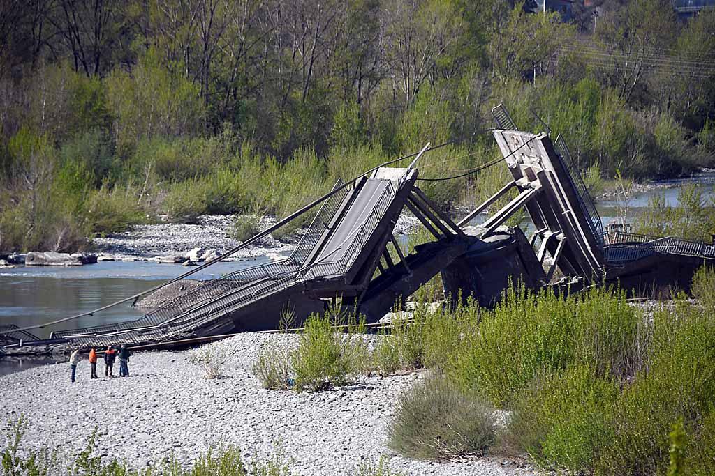 La ministra De Micheli: "Il crollo del ponte di Albiano dovuto a una soletta e una frana"