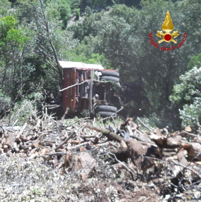 Tiana, si ribalta un camion carico di legna: grave l'autista 69enne 