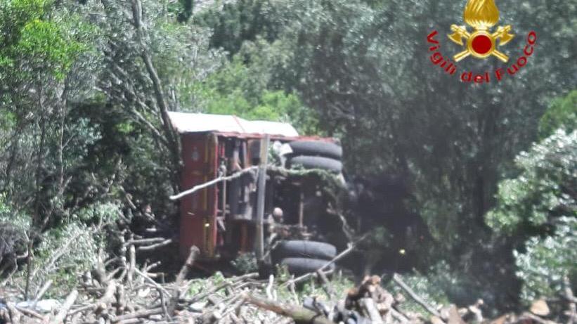 Tiana, si ribalta un camion carico di legna: grave l'autista 69enne 