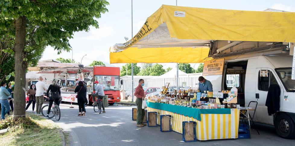 Il ritorno del mercato al Don Baroni, gli ambulanti: «Ripresa al rallentatore» 