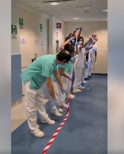 La rimozione della fettuccia dal reparto Covid dell'ospedale Santo Stefano
