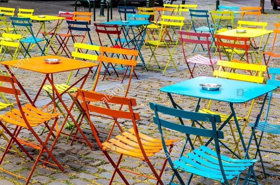 Tavolini arcobaleno in tutto il centro città 