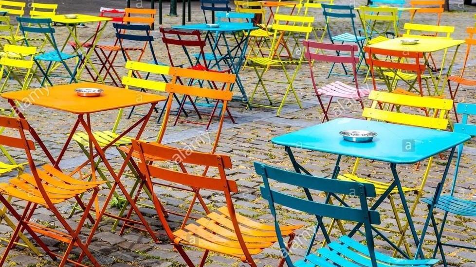 Tavolini arcobaleno in tutto il centro città