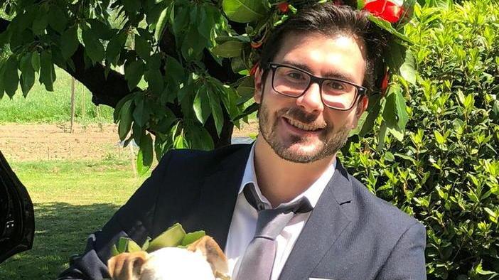 Si laurea e dedica la sua tesi all’amico ucciso dal coronavirus