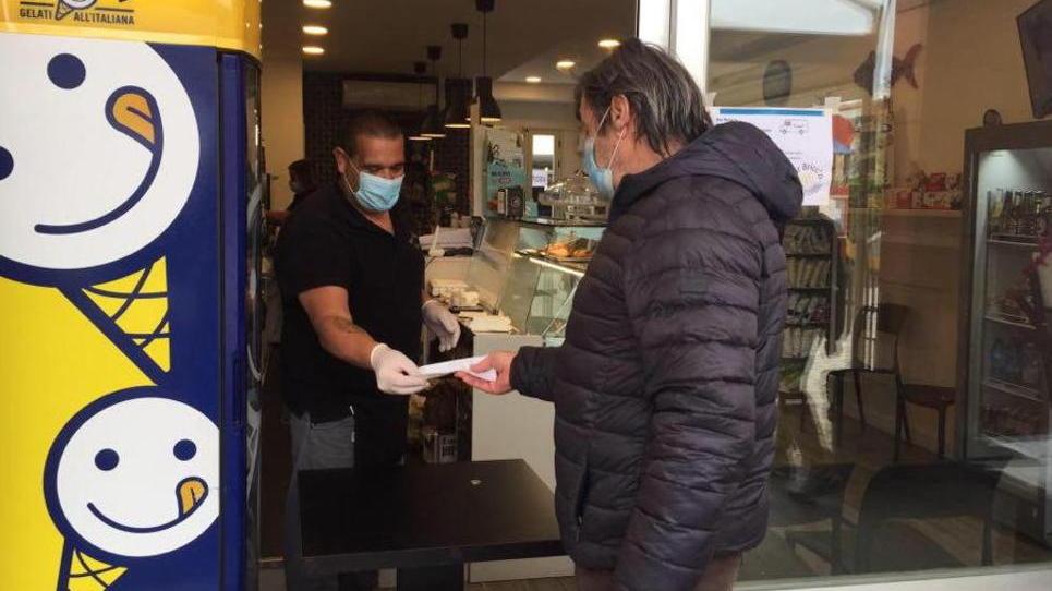 Il profumo del caffè da asporto racconta la nuova “normalità” che parte dai bar
