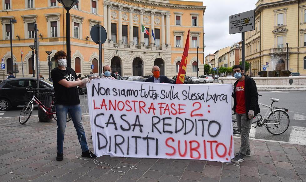 Caro affitti e sfratti «Sospendere i canoni a chi è in difficoltà»