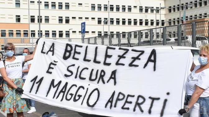 «Ora basta, vogliamo lavorare anche noi» La rabbia di parrucchieri ed estetiste