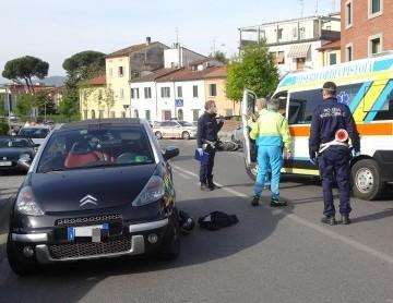 In scooter contro un’auto davanti alla Misericordia grave una donna di 49 anni