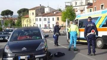 In scooter contro un’auto davanti alla Misericordia grave una donna di 49 anni