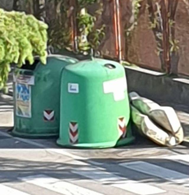 Materasso abbandonato in centro abitato