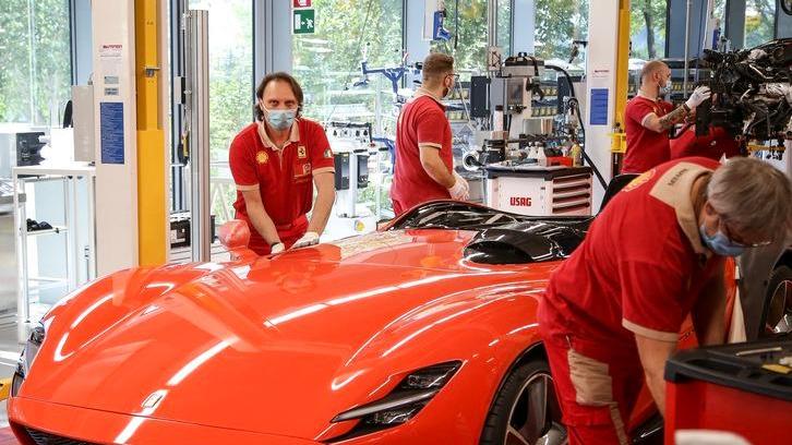 La Ferrari torna in pista per battere il virus