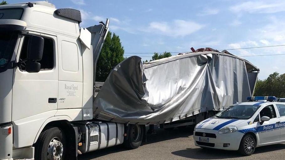S’incastra con il camion nel sottopasso ferroviario