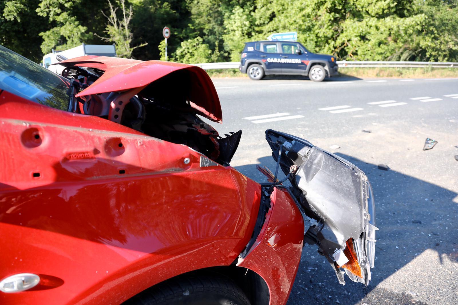 La Toyota Aygo danneggiata e sullo sfondo una pattuglia dei carabinieri (foto Dario Marzi)