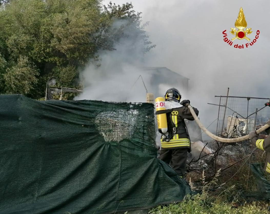 Arzachena, fuoco in campagna: distrutte una baracca e due roulotte