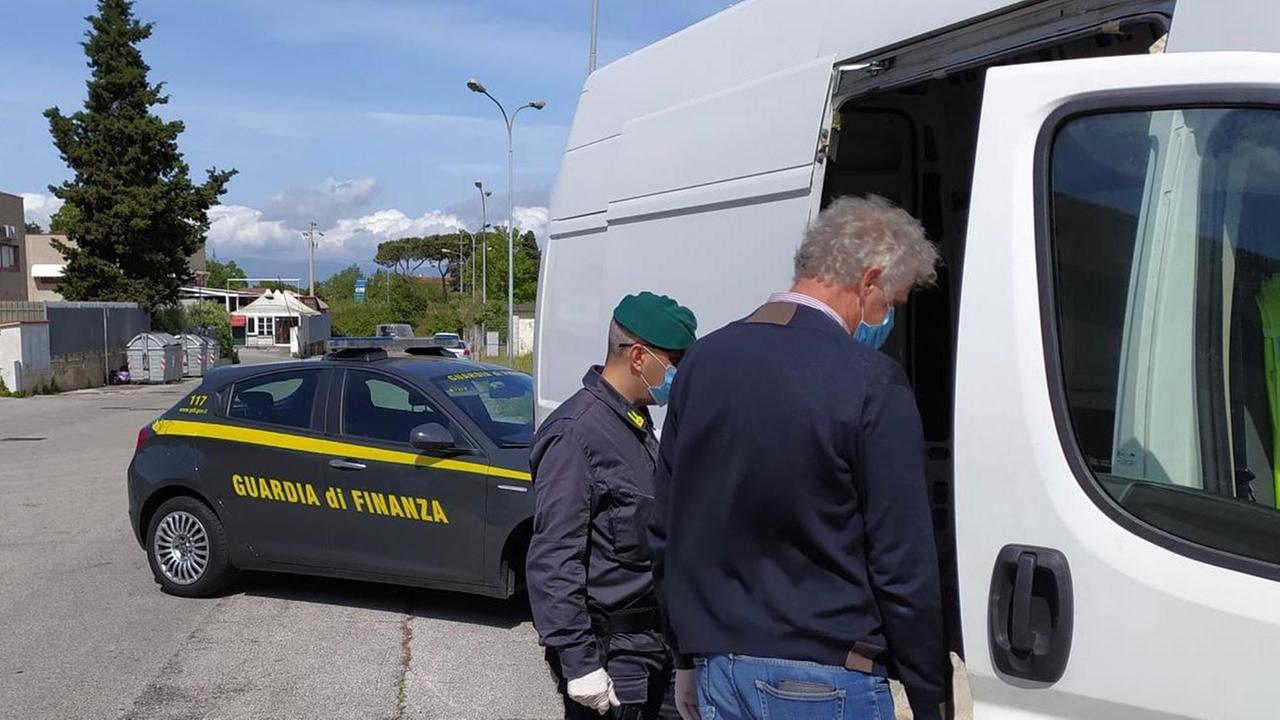 I militari della guardia di finanza durante il recupero del furgone