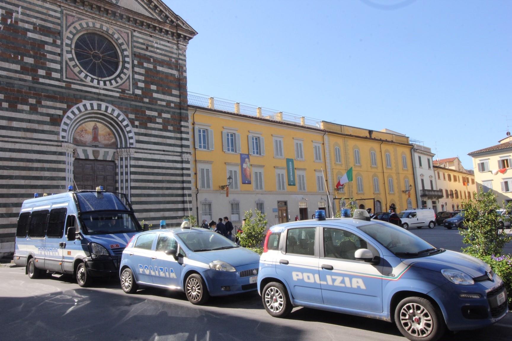La polizia in piazza San Francesco (foto Batavia)