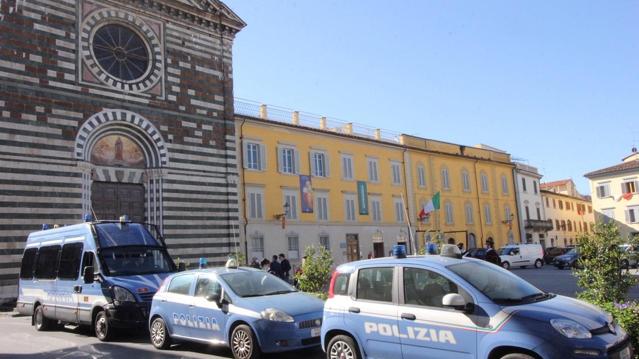La polizia in piazza San Francesco (foto Batavia)