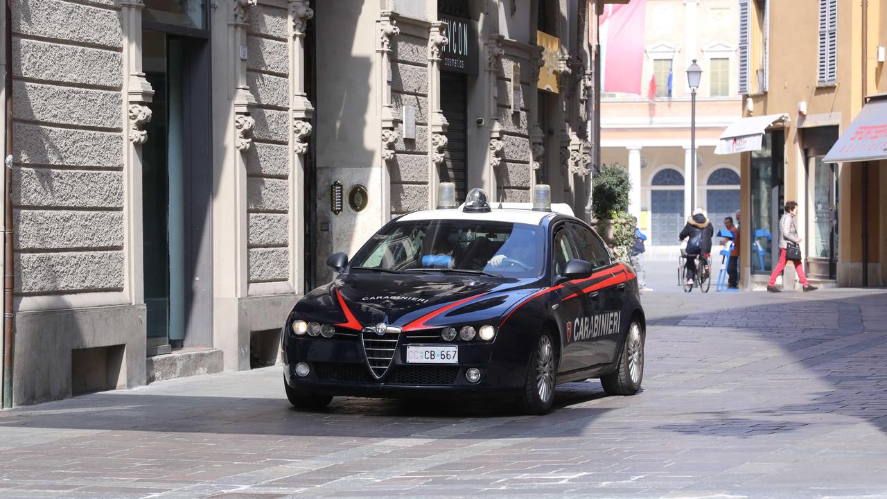 Molesta i clienti del ristorante e aggredisce i carabinieri, denunciato