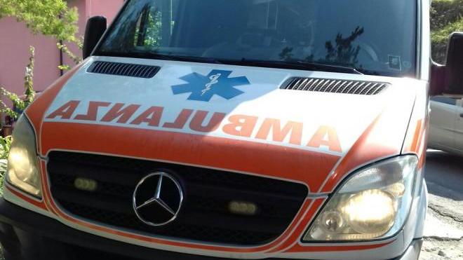 Braccio semiamputato mentre lavora con un motocoltivatore