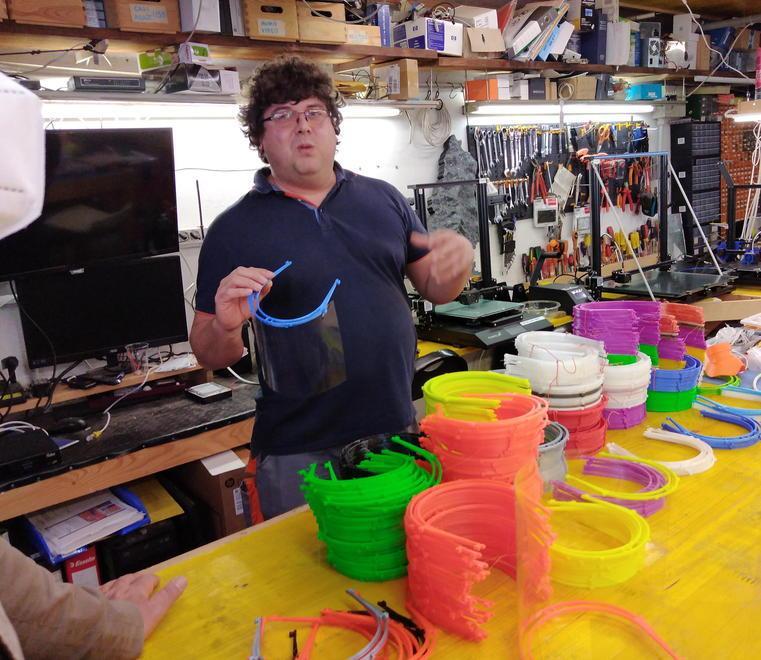 Giuseppe Carletti mostra le visiere che vengono prodotte con la stampante 3D