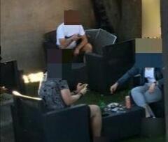 Gli avventori nel bar mentre consumano le bevande: il regolamento anti-Covid consente l'apertura dei locali solo per l'asporto