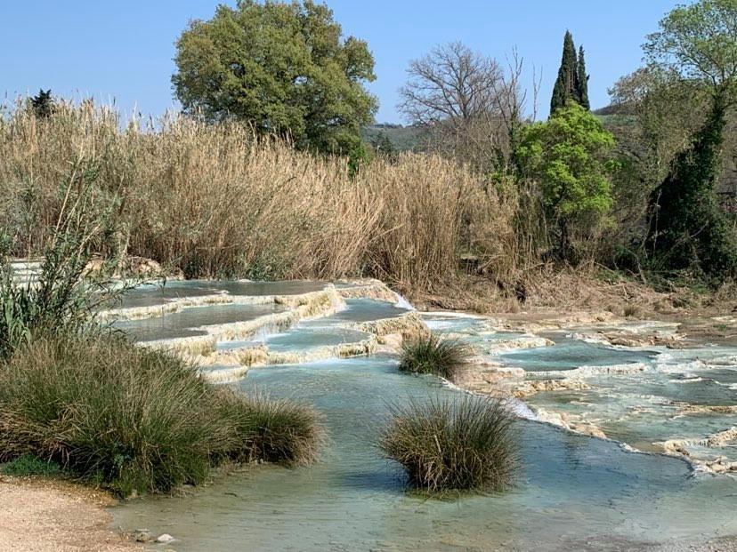 Saturnia, famiglia fa il bagno alle cascatelle e prende multa da 840 euro 