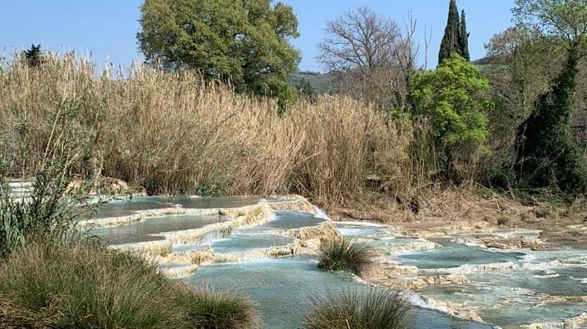 Saturnia, famiglia fa il bagno alle cascatelle e prende multa da 840 euro