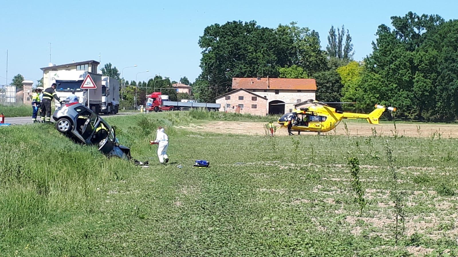Modena, schianto frontale sulla Canaletto: grave una donna 