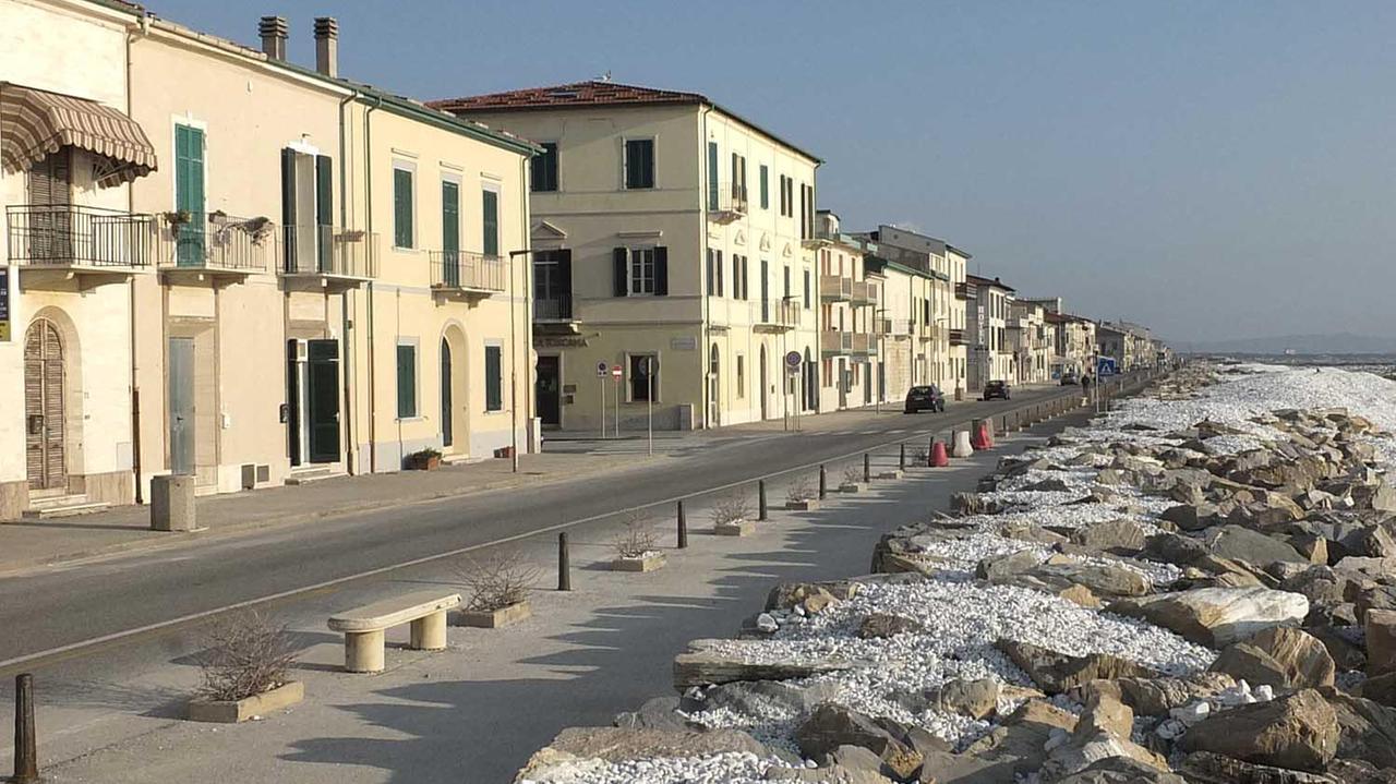 Marina di Pisa deserta durante il lockdown dovuto al coronavirus (Foto Fabio Muzzi)