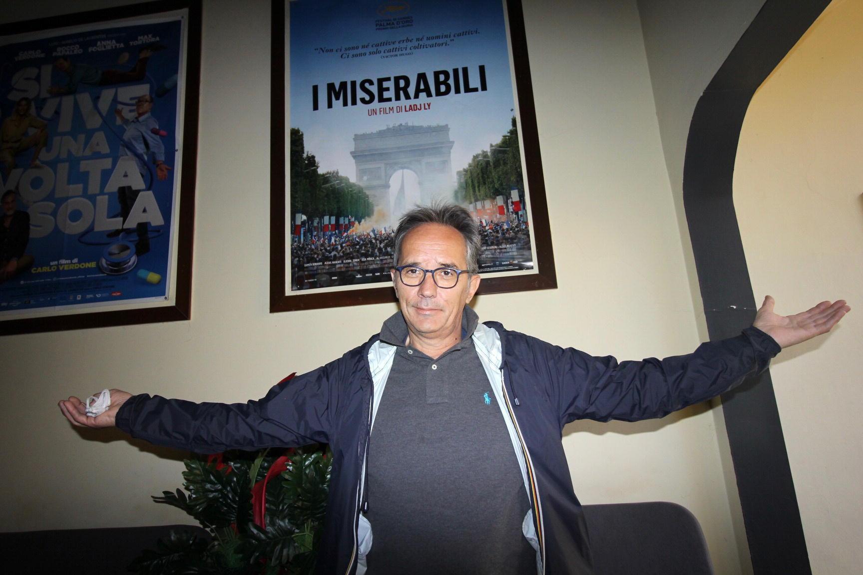 Eros Ossani, gestore dell'Eden, davanti alla locandina del film che mostrerà in streaming dal 18 maggio