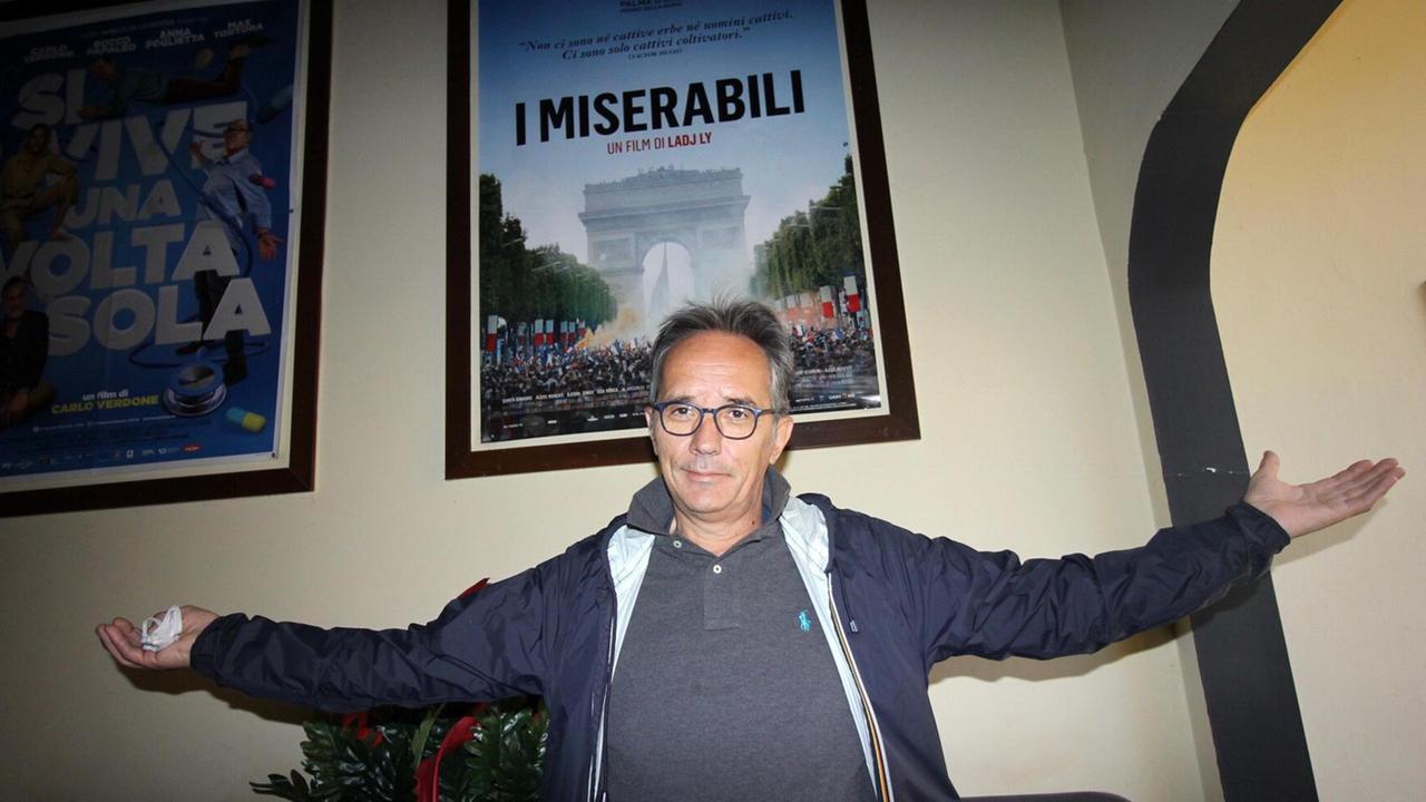 Eros Ossani, gestore dell'Eden, davanti alla locandina del film che mostrerà in streaming dal 18 maggio