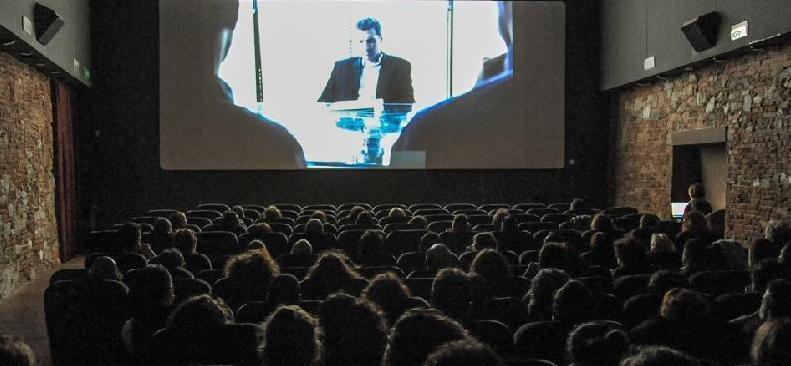 Si accendono le luci in sala: a Piombino il cinema non vuole morire 