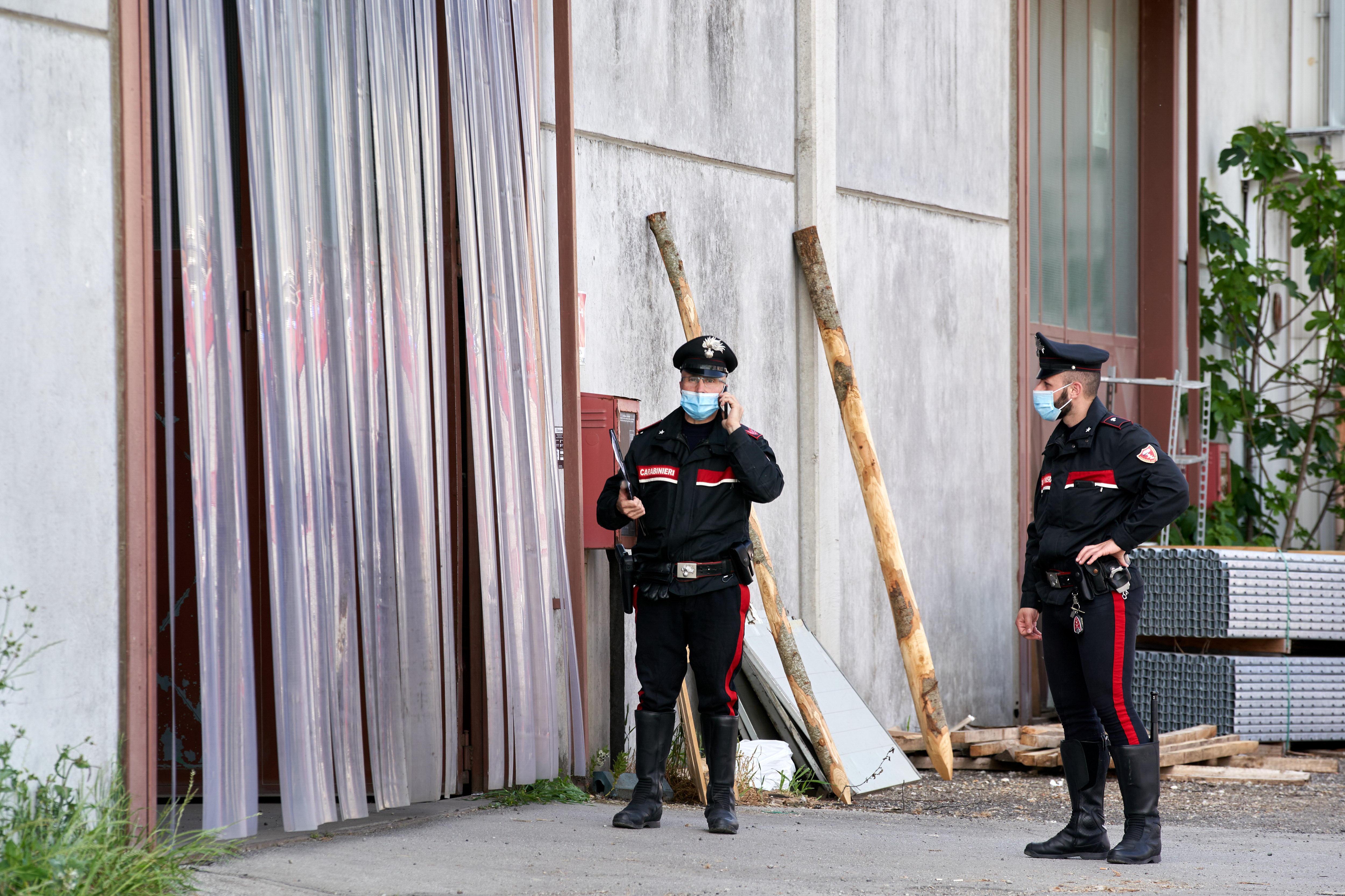 I carabinieri davanti al capannone di Pesciola dove è avvenuto martedì scorso un infortunio sul lavoro (foto Carlo Sestini)