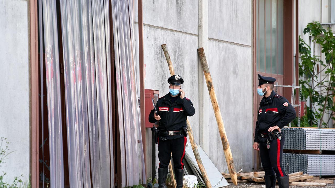 I carabinieri davanti al capannone di Pesciola dove è avvenuto martedì scorso un infortunio sul lavoro (foto Carlo Sestini)
