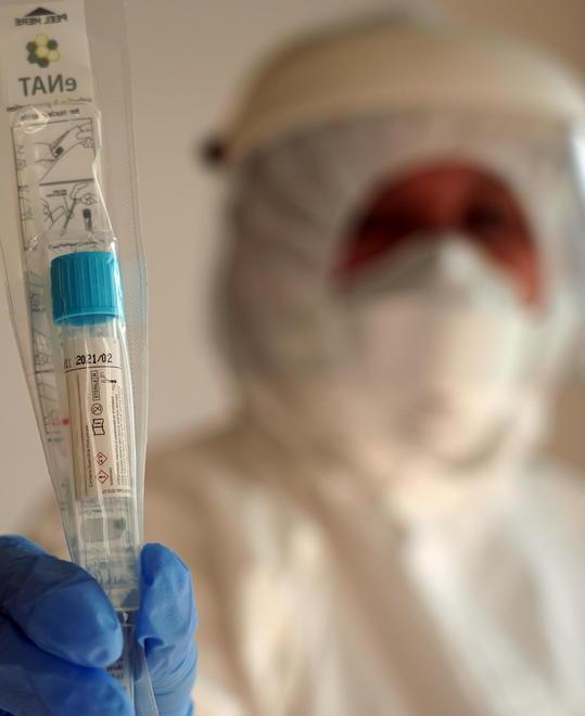 «Una settimana di attesa per il tampone a mio figlio»