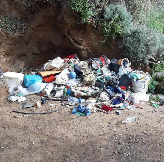 Spazzatura abbandonata a Fosso alle Canne