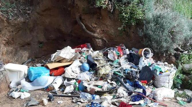 Spazzatura abbandonata a Fosso alle Canne
