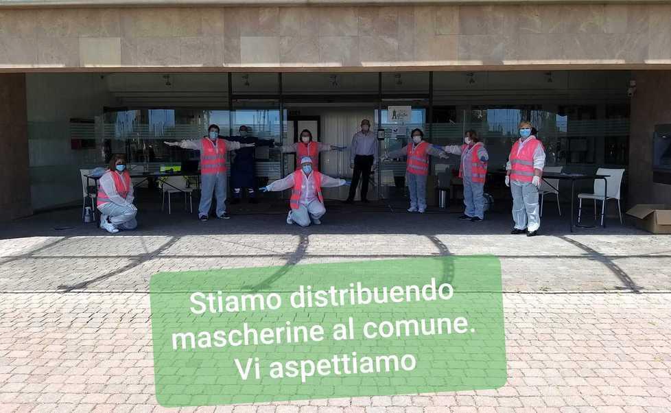 I volontari consegnano le mascherine “di rinforzo” 