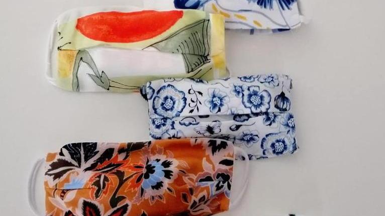 Un tocco di colore contro la paura: Dorina al Mercato centrale cuce e regala mascherine fantasia