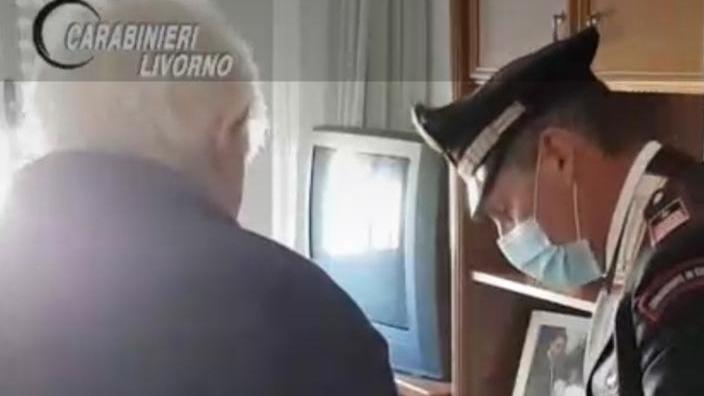 I carabinieri portano la pensione a casa di un anziano di 88 anni