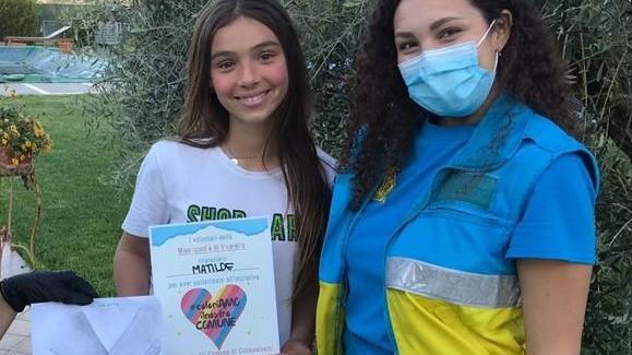Mani che si stringono e l’arcobaleno che arriva più di cento i disegni di “Coloriamo il comune”