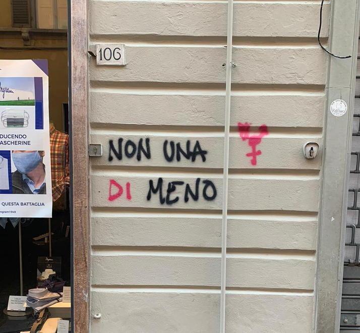 Scritte vandaliche dell’8 marzo ripresi i lavori di cancellazione 