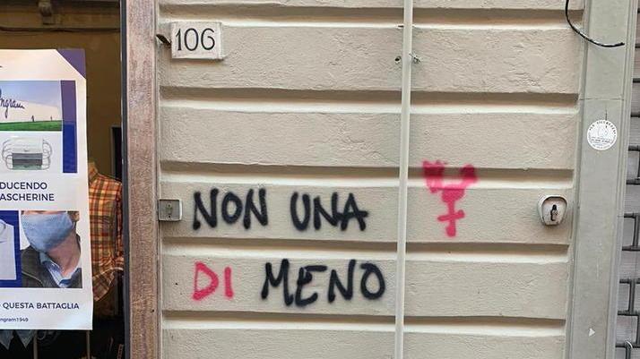 Scritte vandaliche dell’8 marzo ripresi i lavori di cancellazione