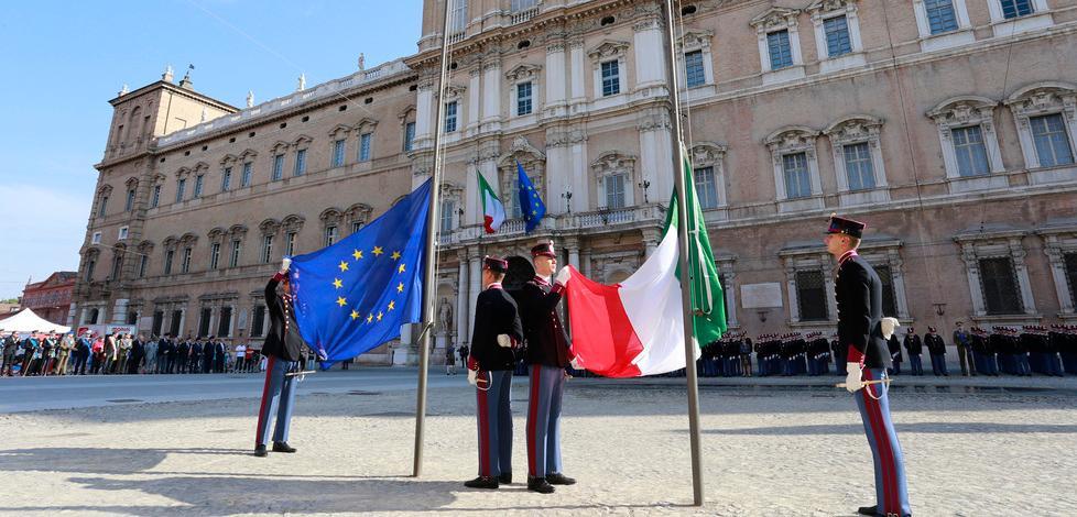 In piazza Roma l’alzabandiera con la Croce Rossa 